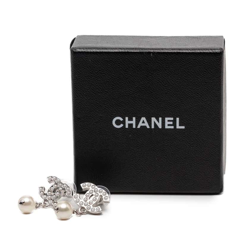 Chanel CC Brass Faux Pearl Swing Push Back Earrings Silver Metal Very good condition - Model View