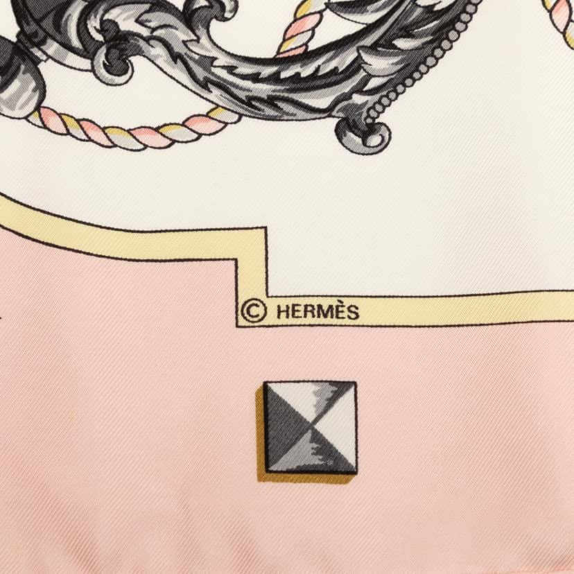 Hermès Les Cles Silk Scarf 90 Pink Very good condition - Model View