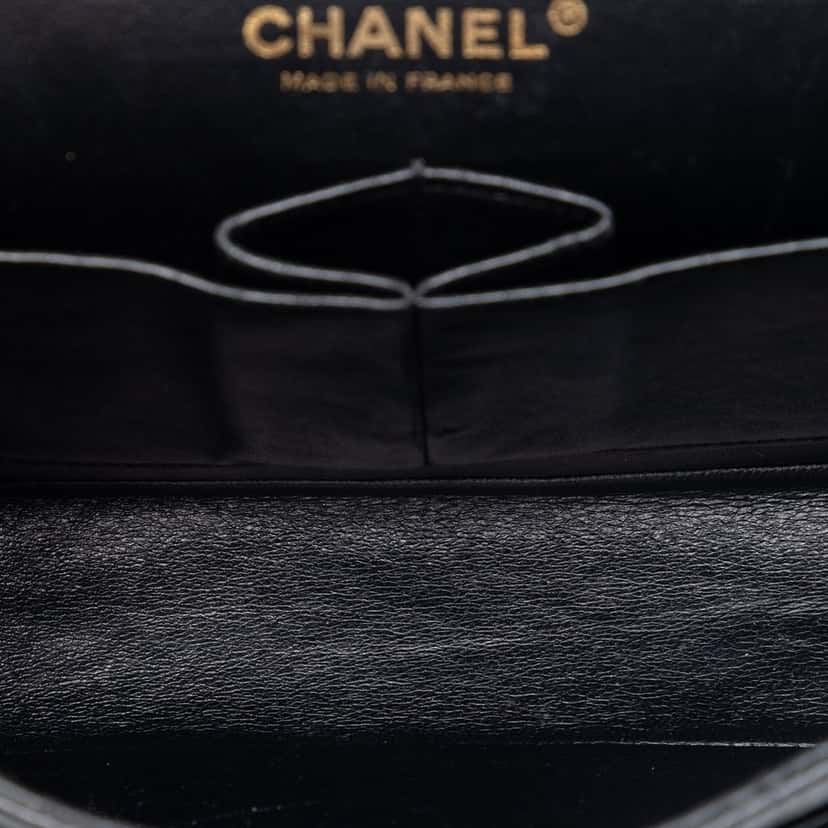 Chanel Medium Classic Caviar Double Flap Black Leather Very good condition - Model View
