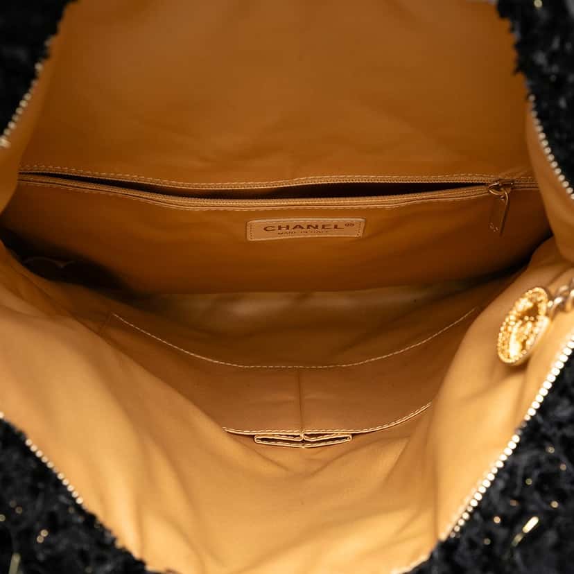 Chanel Paris Cosmopolite Tweed Fringe Clutch Black Very good condition - Model View