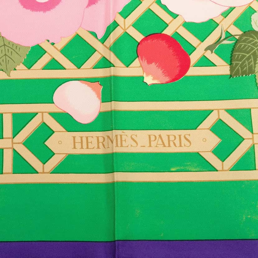 Hermès Roseraie Silk Scarf 90 Green Very good condition - Model View