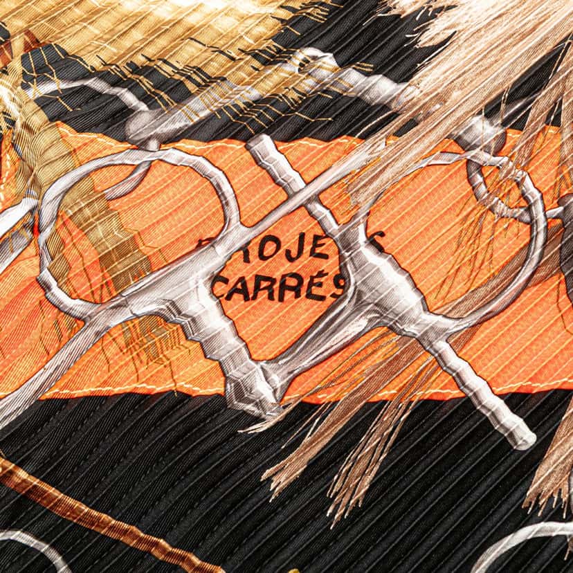 Hermès Silk Projets Carres Plisse Scarf Black Never worn - Model View
