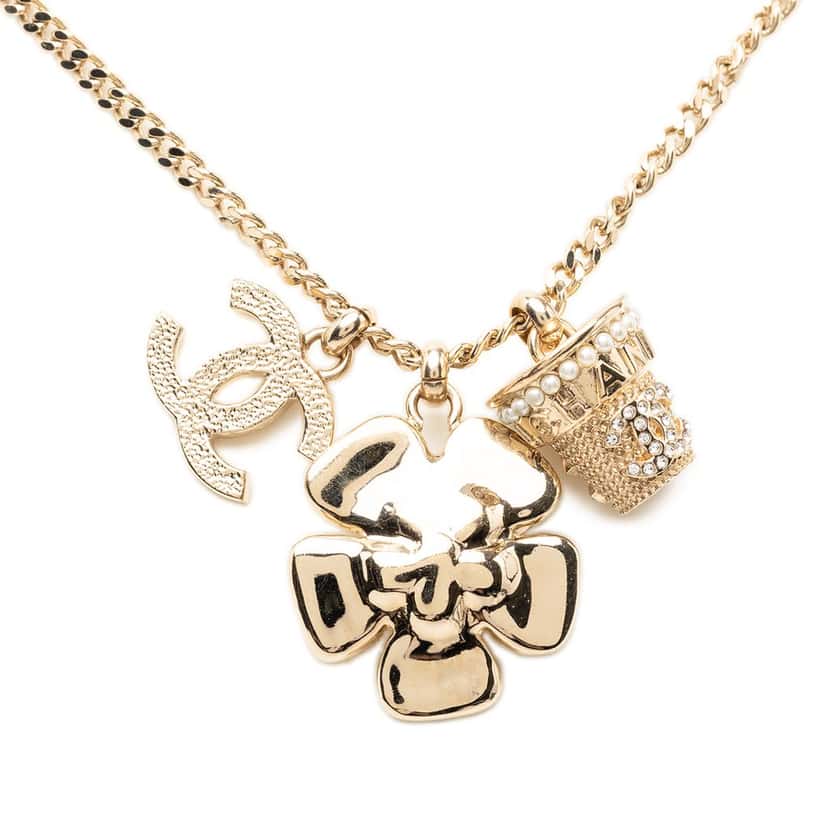 Chanel CC Gold Plated Strass and Faux Pearl Flower Pendant Necklace Gold Metal Very good condition - Back View