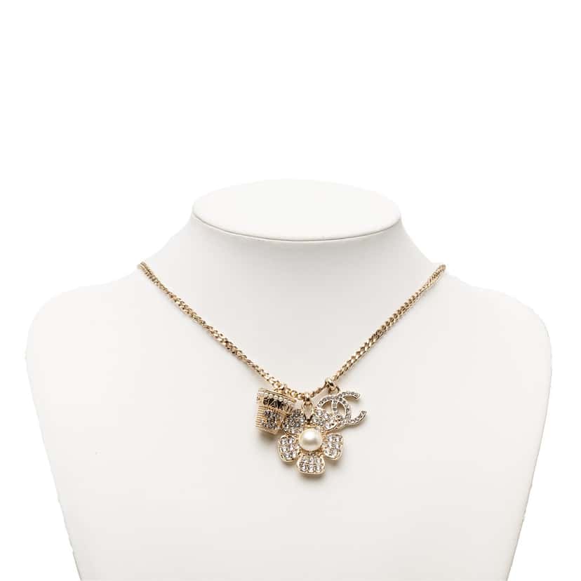 Chanel CC Gold Plated Strass and Faux Pearl Flower Pendant Necklace Gold Metal Very good condition - Model View