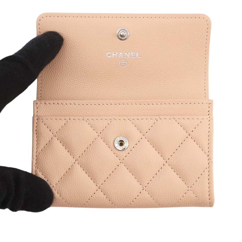 Chanel CC Quilted Caviar Card Holder Beige Leather Very good condition - Model View