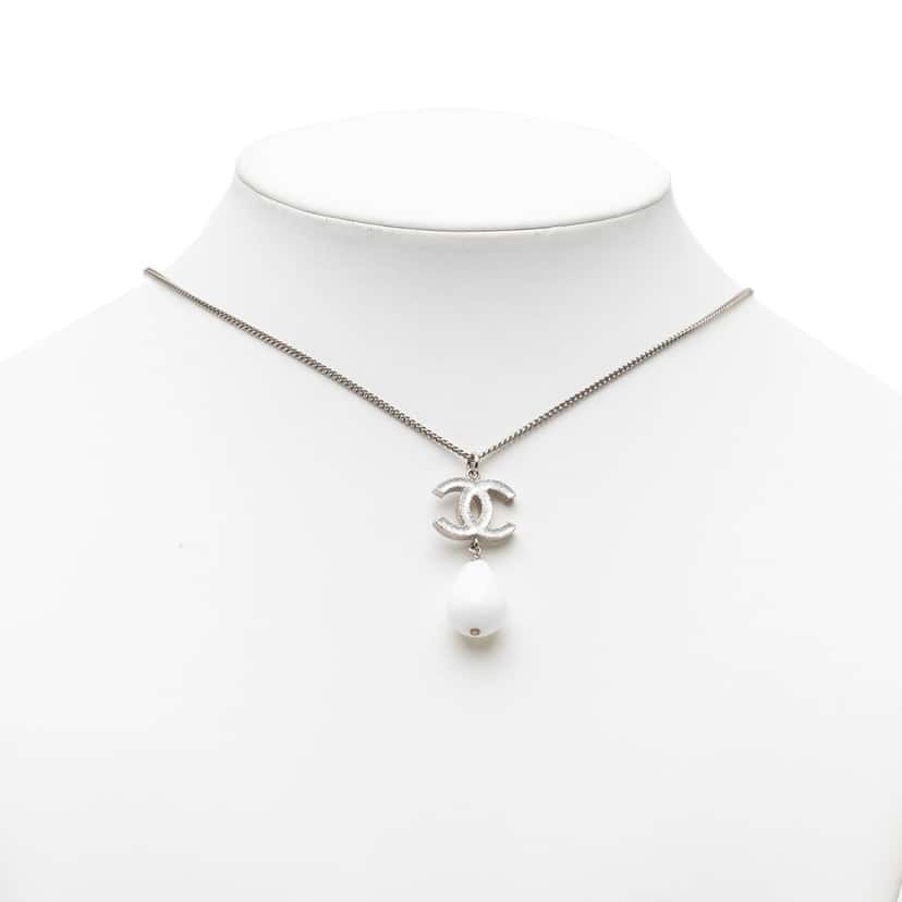 Chanel CC Brass Resin Teardrop Pendant Necklace Silver Metal Very good condition - Box View
