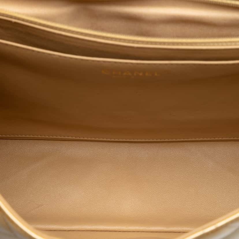 Chanel Maxi Classic Patent Single Flap Gold Leather Very good condition - Model View