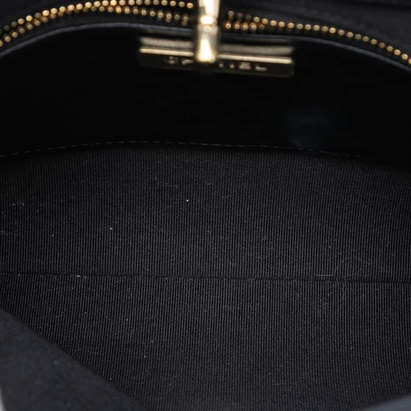 Chanel Mini Bicolor Quilted Patent 31 Shopping Bag White Leather Very good condition - Model View