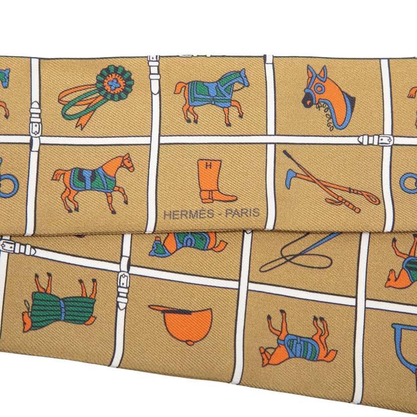 Hermès Couvertures et Tenues de Jour Silk Twilly Scarf Brown Never worn - Model View