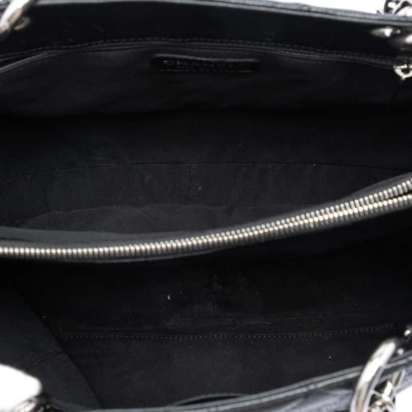 Chanel Caviar Grand Shopping Tote Black Leather Very good condition - Model View