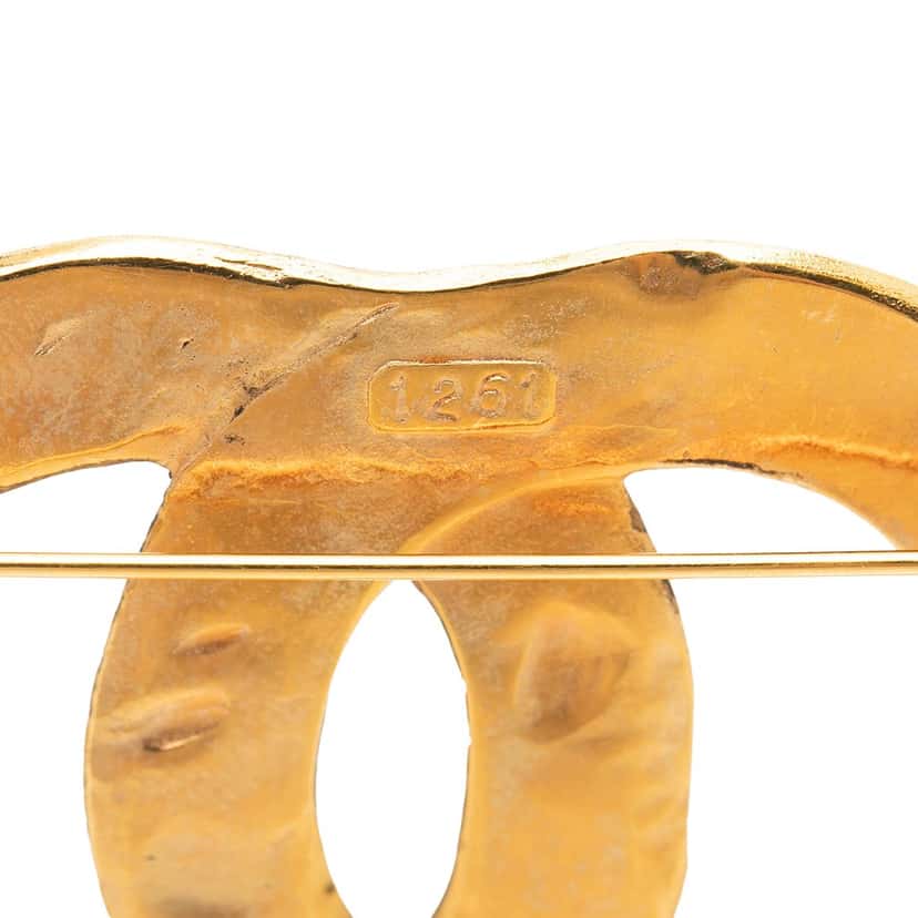 Chanel CC Gold Plated Quilted Diamond  Brooch Gold Metal Very good condition - Model View
