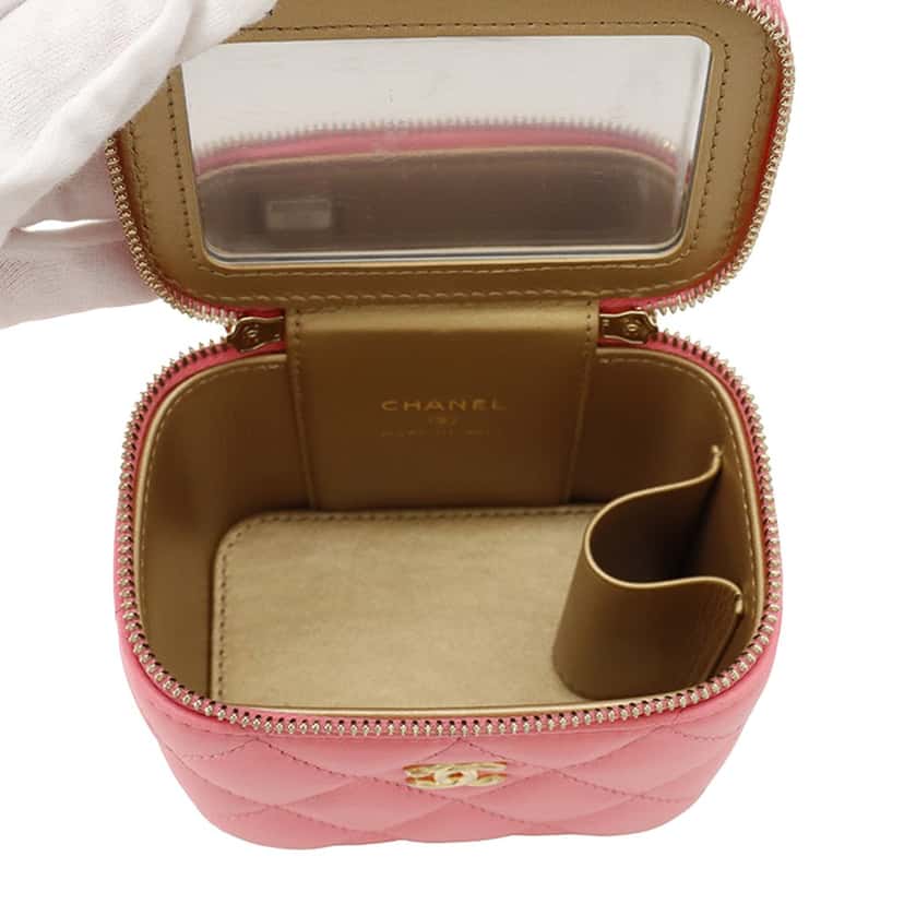 Chanel Mini Quilted Lambskin Pearl Crush Vanity Case With Chain Pink Leather Very good condition - Model View