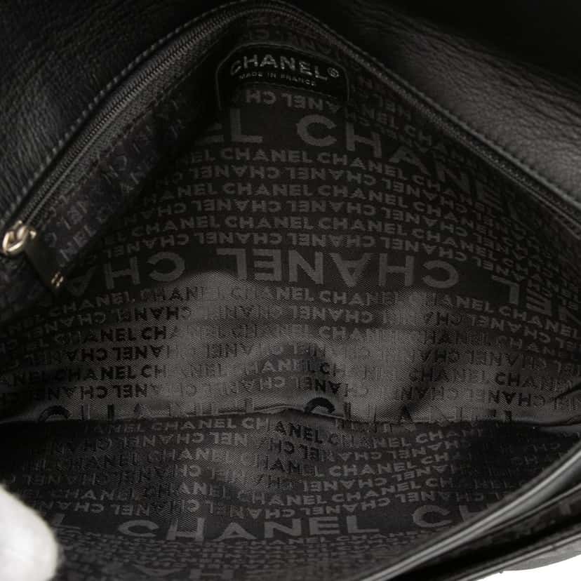 Chanel Chocolate Bar Lambskin Reissue 2.55 Shoulder Bag Black Leather Very good condition - Model View