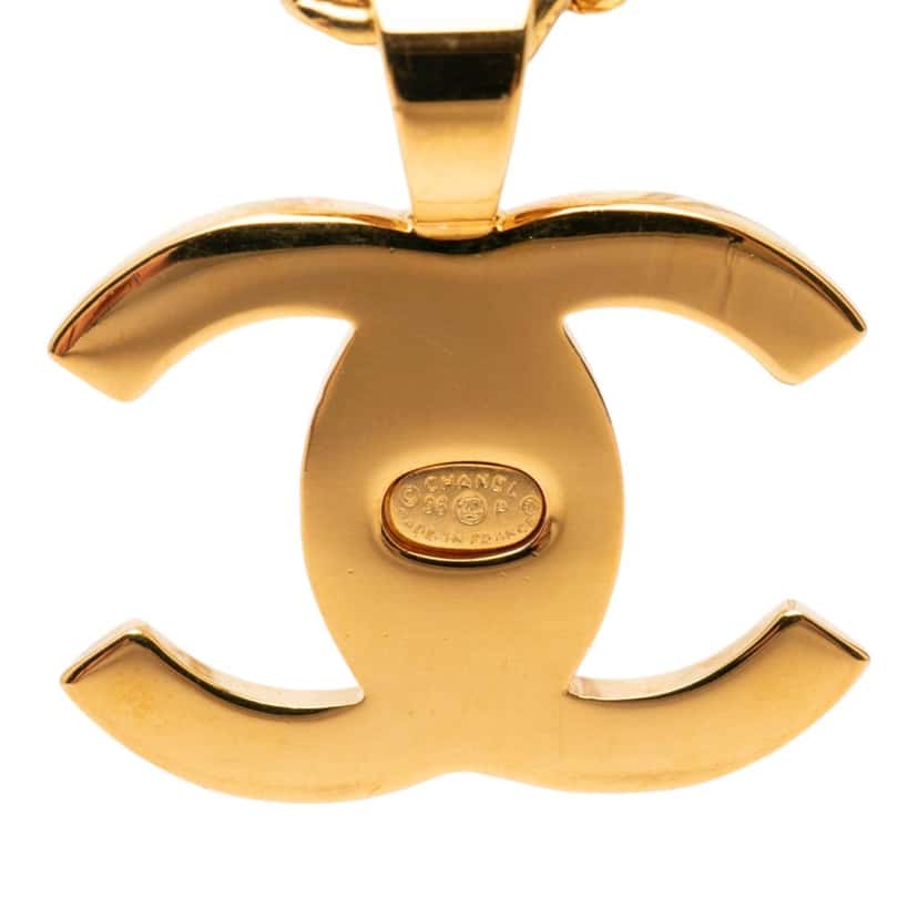 Chanel CC Gold Plated Turn Lock Pendant Necklace Gold Metal Very good condition - Model View