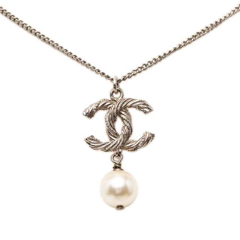 Chanel CC Brass Strass and Faux Pearl Twist Pendant Necklace Silver Metal Very good condition - Back View