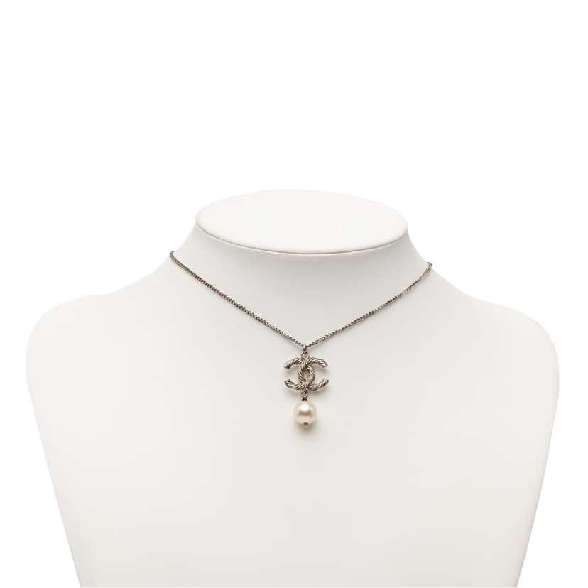 Chanel CC Brass Strass and Faux Pearl Twist Pendant Necklace Silver Metal Very good condition - Box View