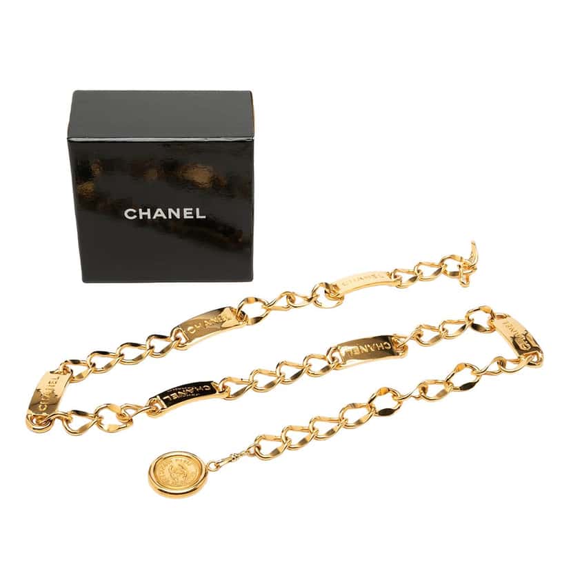 Chanel CC Gold Plated Logo Plate Rue Cambon Medallion Chain Link Belt Gold Metal Very good condition - Model View