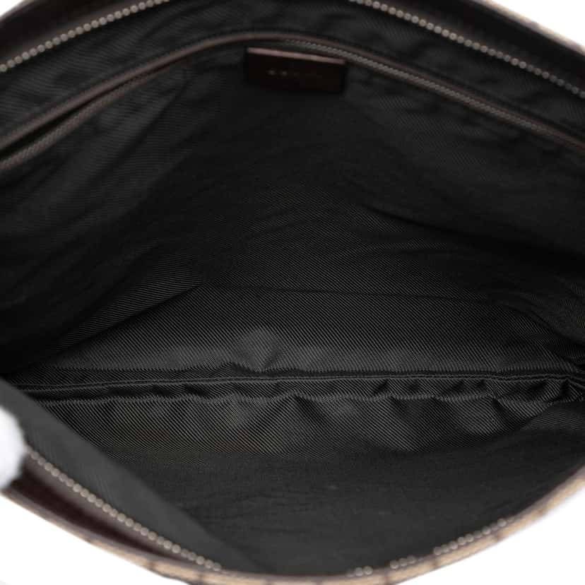 Gucci GG Canvas Crossbody Beige Very good condition - Model View