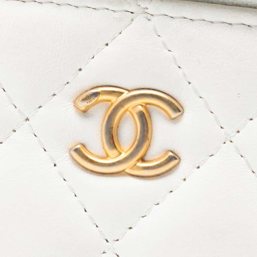 Chanel Mini Quilted Lambskin Pearl Crush Vanity Case With Chain White Leather Very good condition - Box View