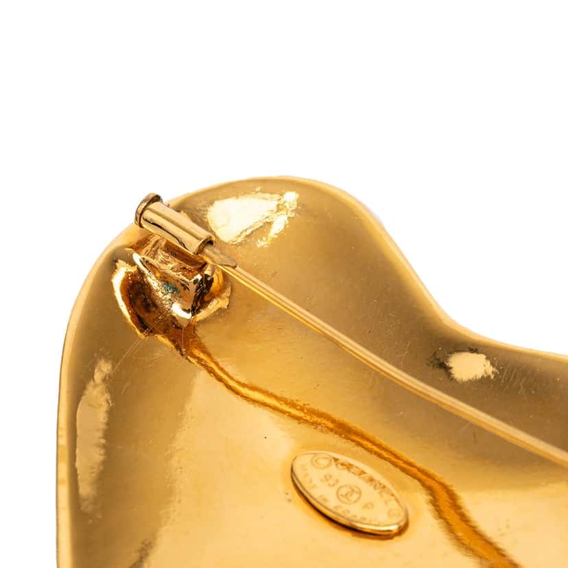 Chanel CC Gold Plated Heart Brooch Gold Metal Very good condition - Model View