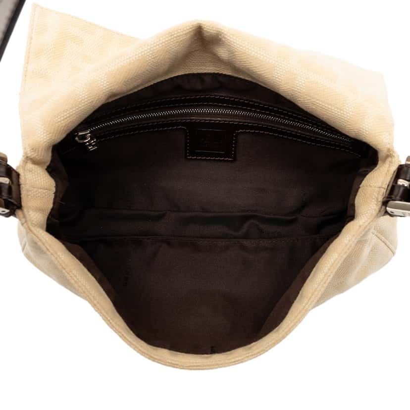 Fendi Zucca Canvas Baguette Beige Very good condition - Model View