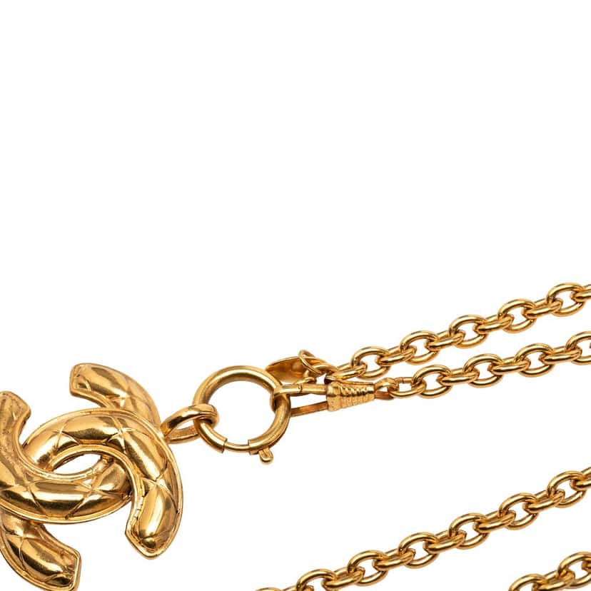 Chanel CC Gold Plated Quilted Pendant Necklace Gold Metal Very good condition - Model View