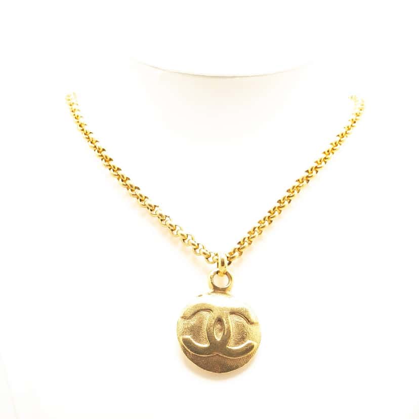 Chanel CC Gold Plated Circle Pendant Necklace Gold Metal Very good condition - Model View