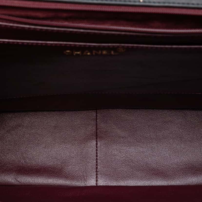 Chanel Maxi XL Classic Lambskin Single Flap Black Leather Very good condition - Model View