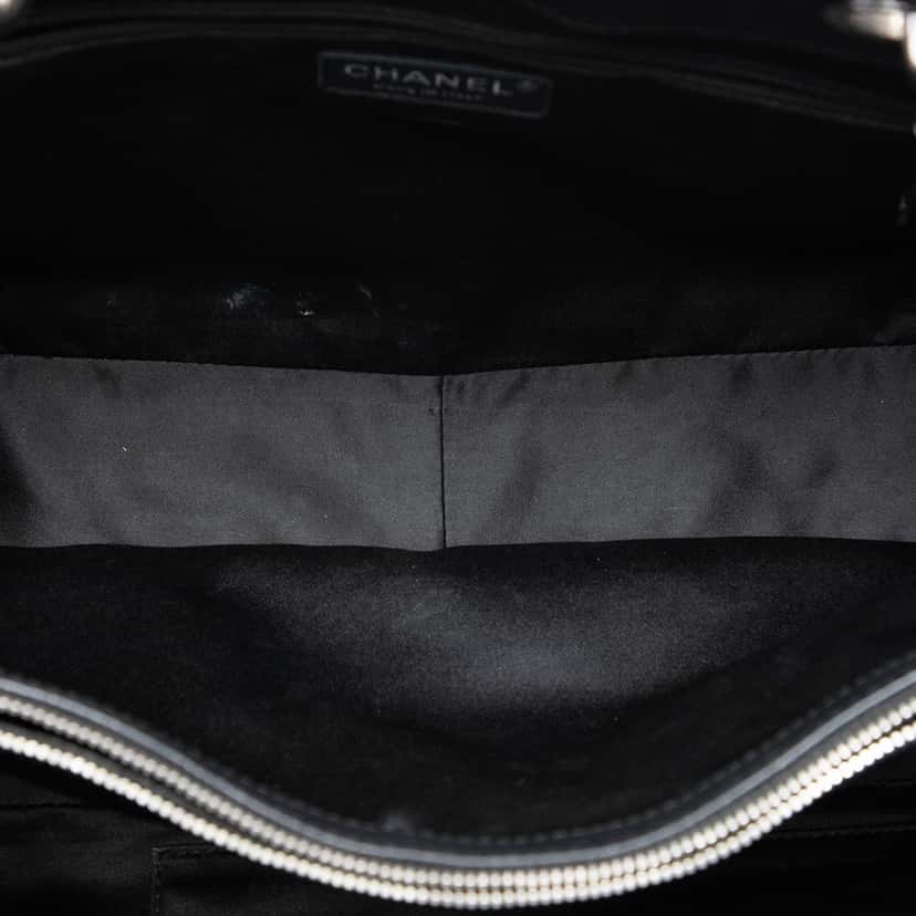 Chanel Caviar Grand Shopping Tote XL Black Leather Very good condition - Model View