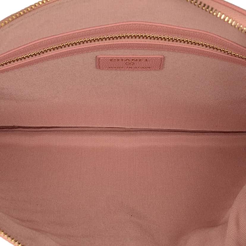 Chanel Medium CC Chevron Caviar O Case Clutch Pink Leather Very good condition - Model View