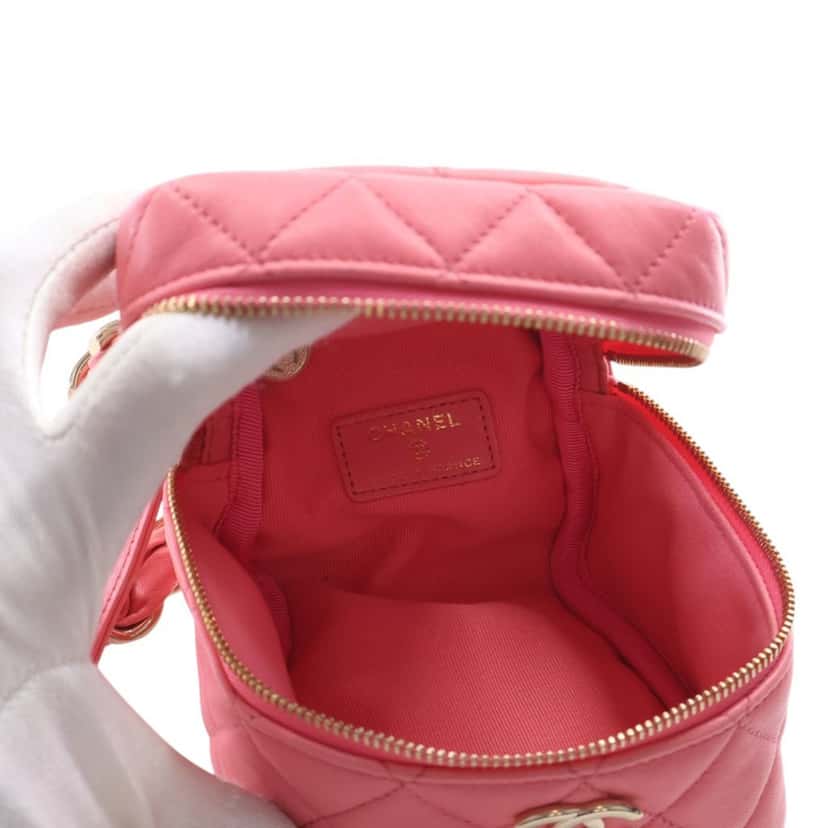 Chanel Quilted Lambskin Cube Chain Wristlet Case Pink Leather Very good condition - Model View