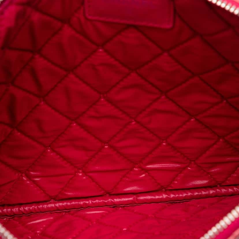 Chanel Small Quilted Patent Valentine Hearts O Case Clutch Red Leather Very good condition - Model View