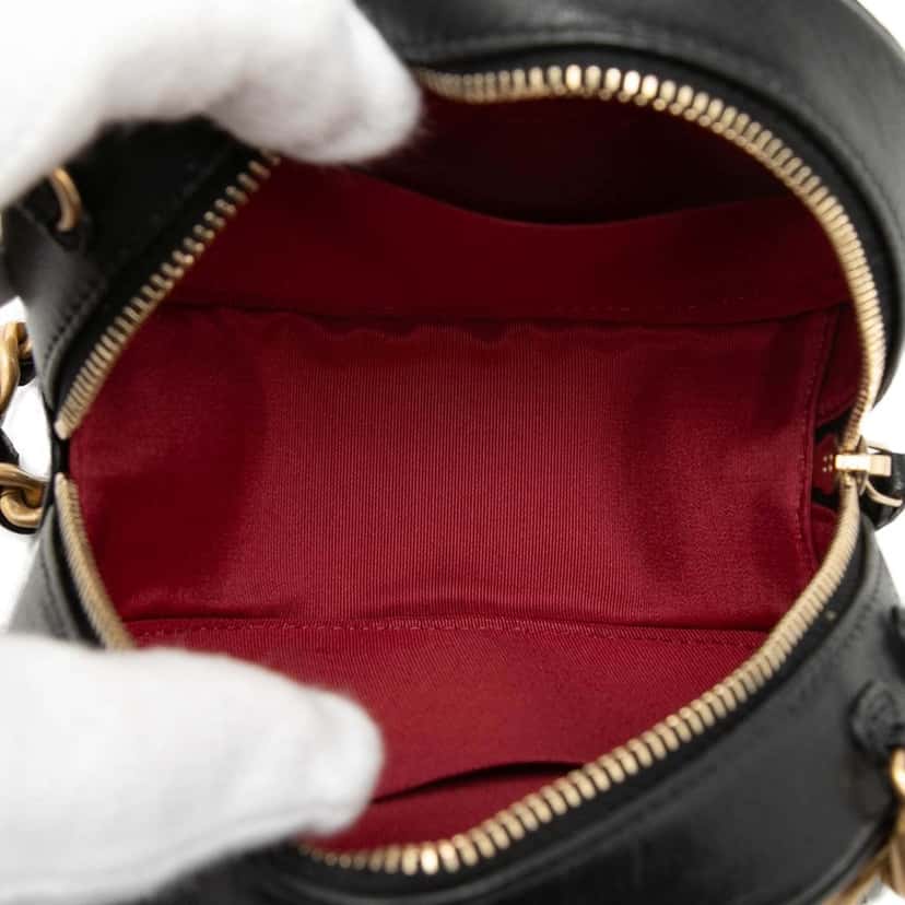 Chanel Lambskin 19 Round Clutch with Chain Black Leather Very good condition - Model View