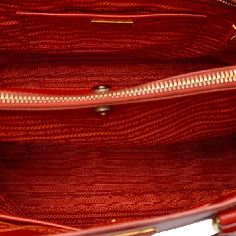 Prada Large Saffiano Vernice Galleria Satchel Orange Leather Very good condition - Model View