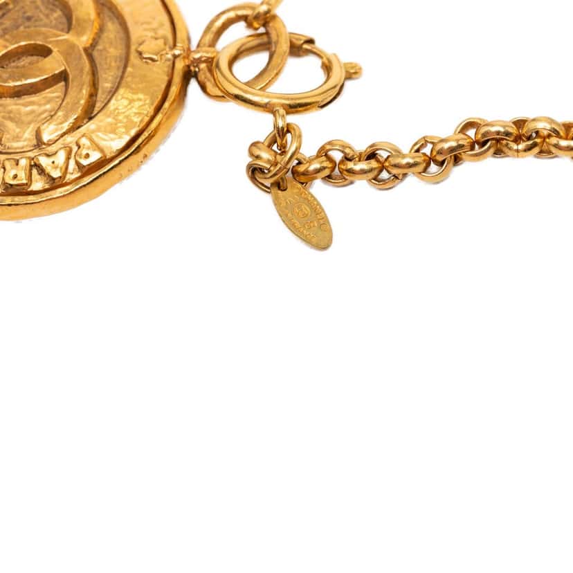 Chanel CC Gold Plated Medallion Mirror Pendant Necklace Gold Metal Very good condition - Model View