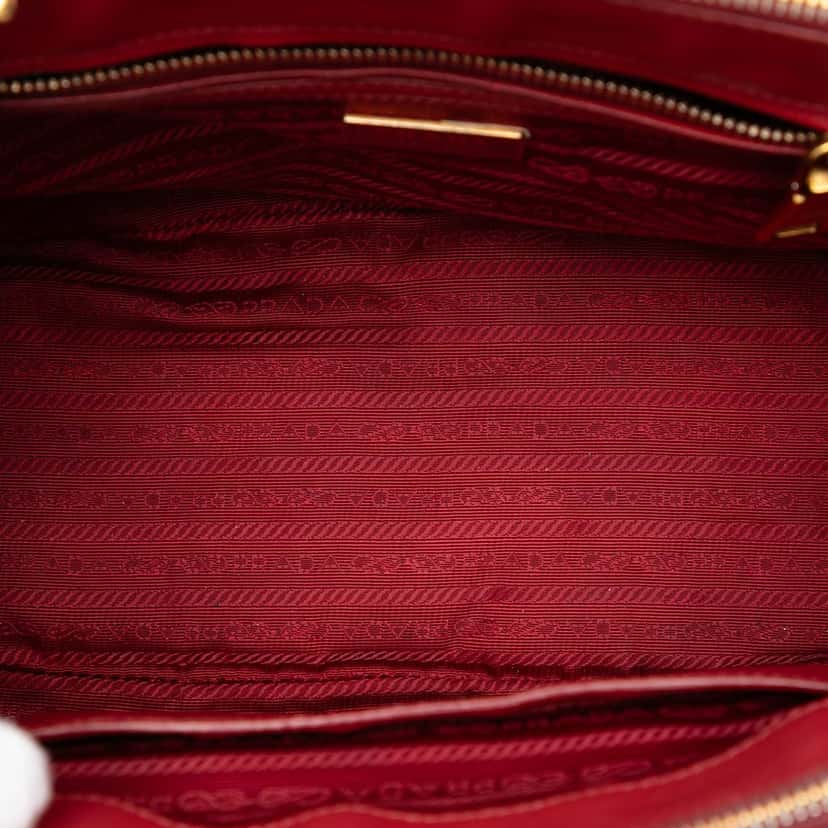 Prada Medium Saffiano Lux Galleria Double Zip Satchel Red Leather Very good condition - Model View