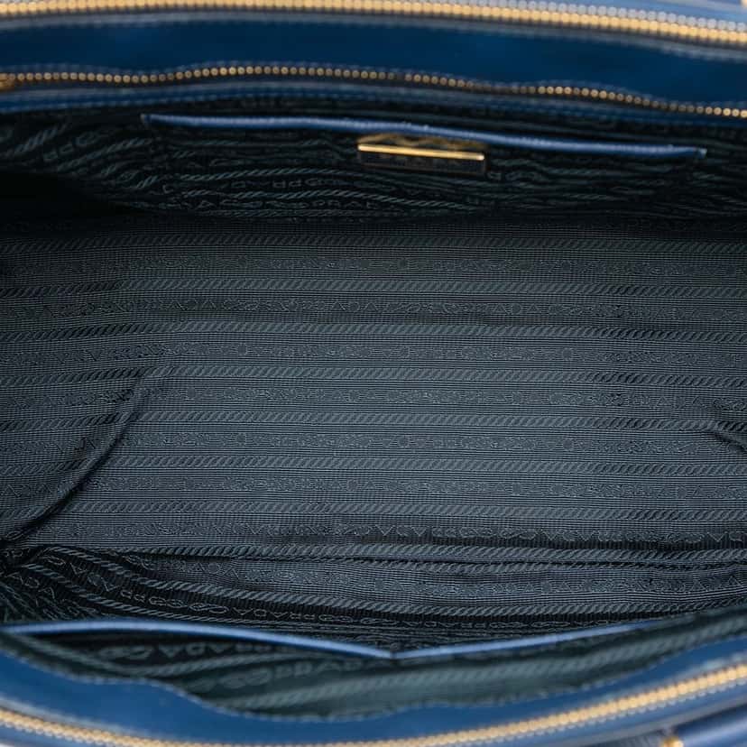 Prada Large Saffiano Lux Galleria Double Zip Tote Blue Leather Good condition - Model View