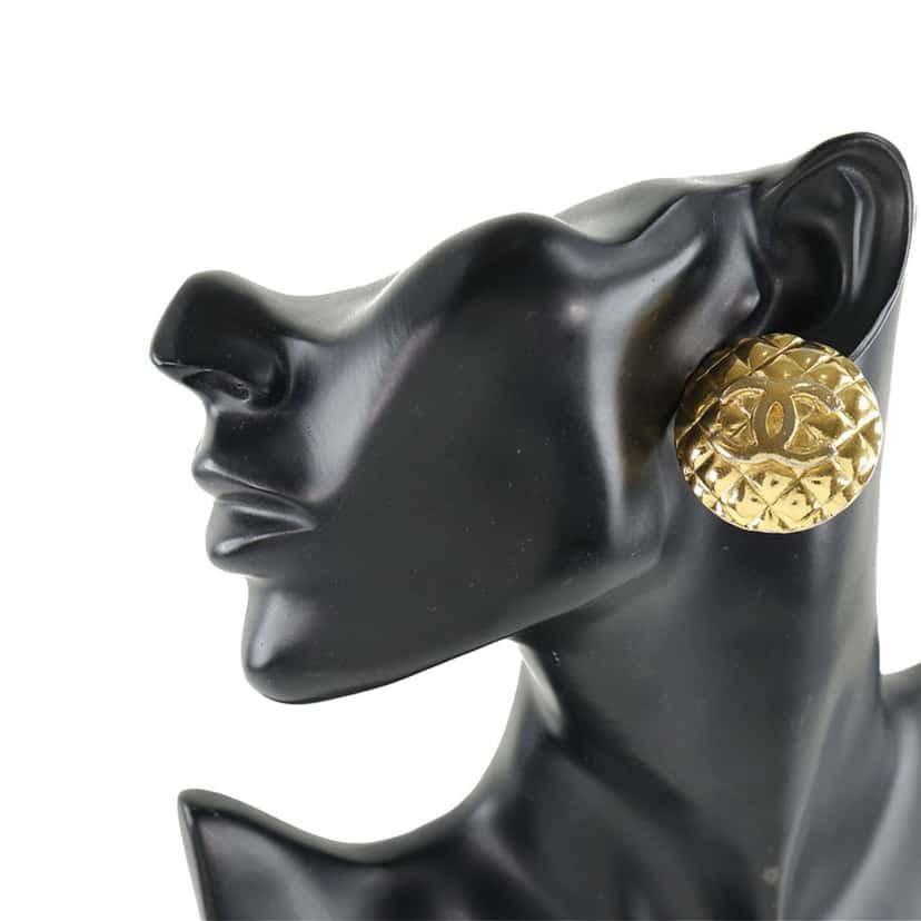 Chanel CC Quilted Gold Plated Round Clip On Earrings Gold Metal Very good condition - Box View