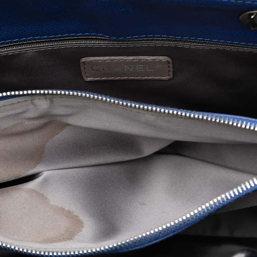 Chanel Caviar Grand Shopping Tote Blue Leather Very good condition - Model View