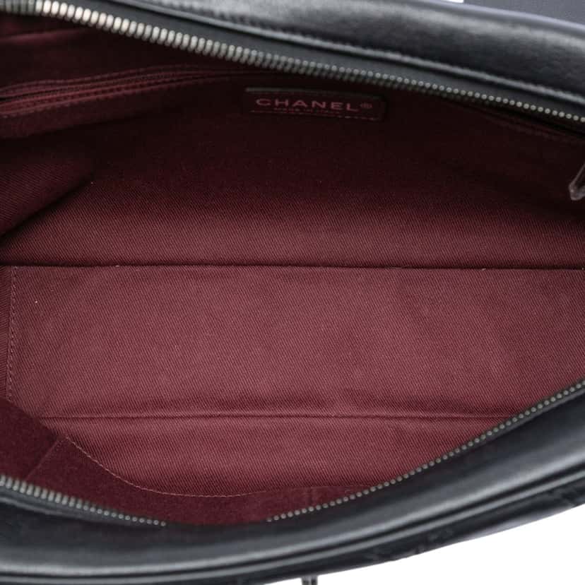 Chanel Paris Edinburgh Jumbo Quilted Calfskin Coco Sporran Flap Black Leather Very good condition - Model View