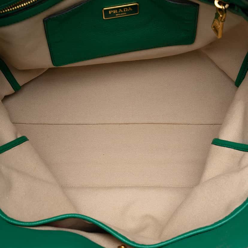 Prada Vitello Daino Open Convertible Tote Green Leather Very good condition - Model View