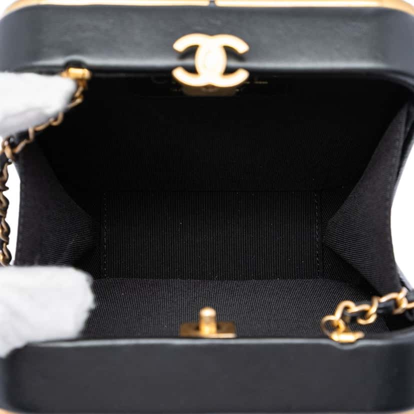 Chanel CC Lambskin and Metal Square Clutch with Chain Black Leather Very good condition - Model View