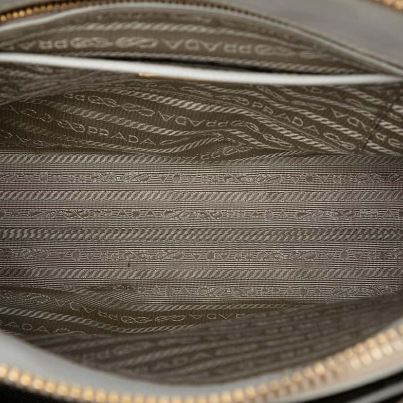 Prada Saffiano Lux Parabole Tote White Leather Very good condition - Model View