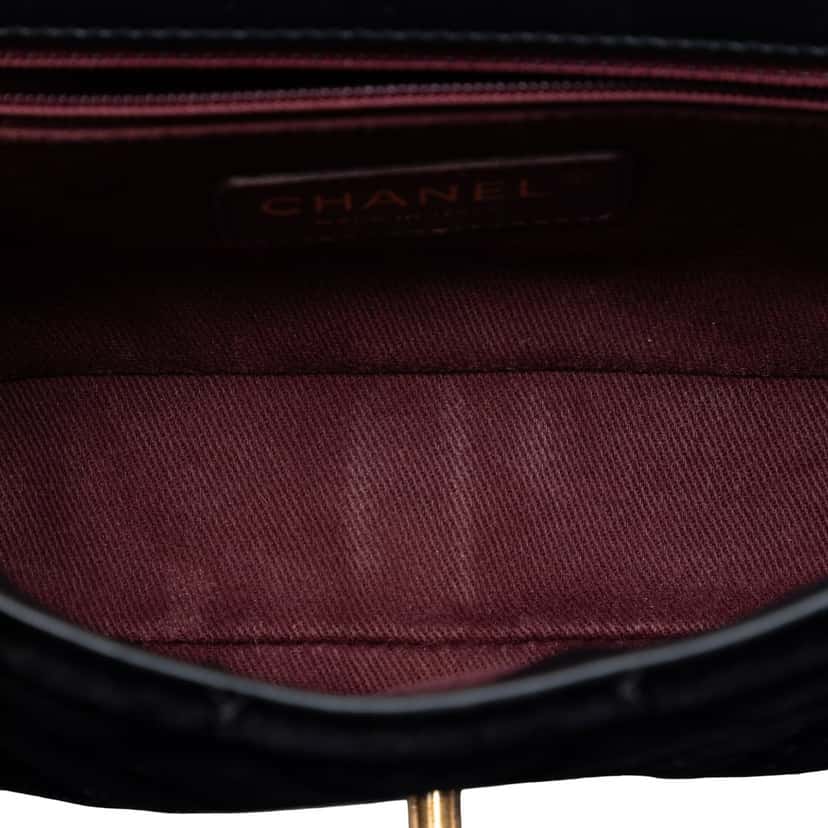 Chanel Small Quilted Velvet CC Eyelet Flap Black Very good condition - Model View