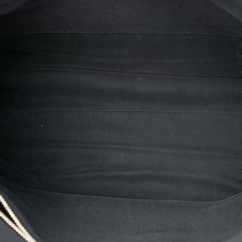 Chanel Large Tweed 31 Shopping Bag Other Very good condition - Model View