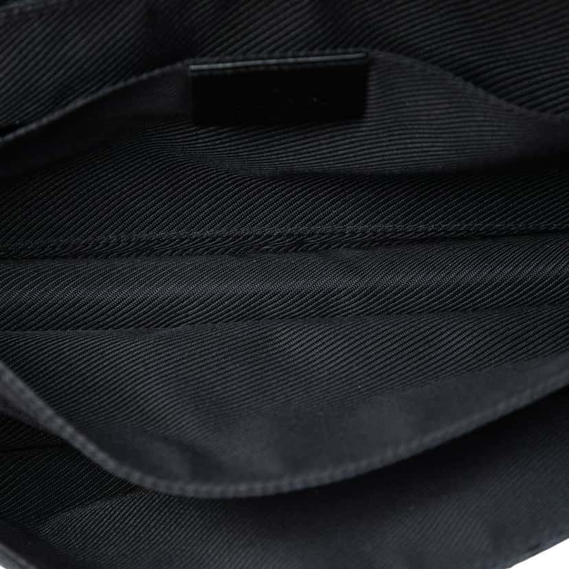 Gucci GG Canvas Shoulder Bag Black Very good condition - Model View