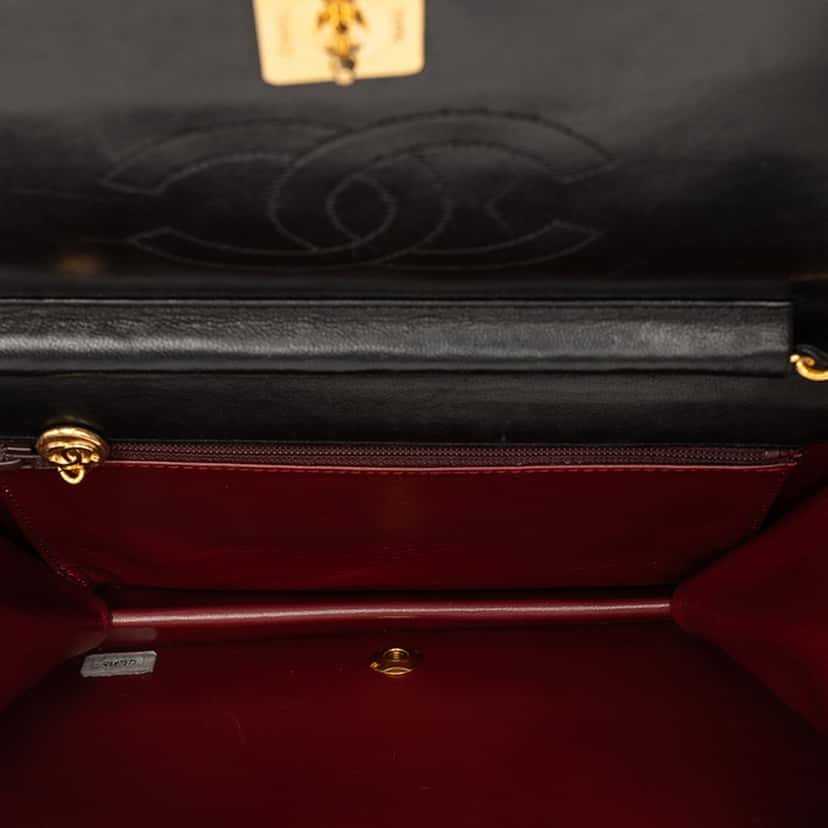 Chanel CC Quilted Lambskin Full Single Flap Black Leather Very good condition - Model View