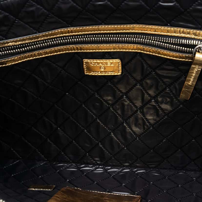 Chanel Metallic Crinkled Calfskin Feministe Mais Feminine Pouch Gold Leather Very good condition - Model View