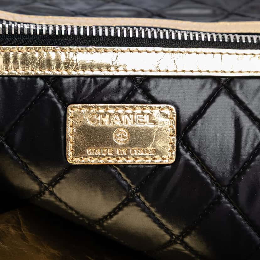 Chanel Metallic Crinkled Calfskin Feministe Mais Feminine Pouch Gold Leather Very good condition - Box View