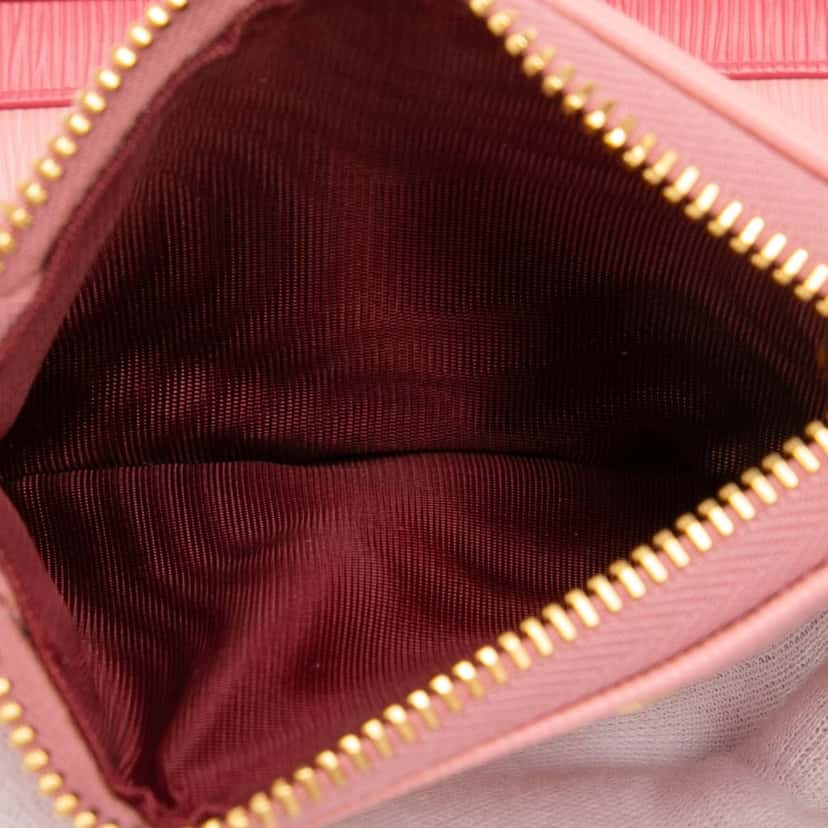 Prada Vitello Move Bifold Wallet Pink Leather Very good condition - Model View